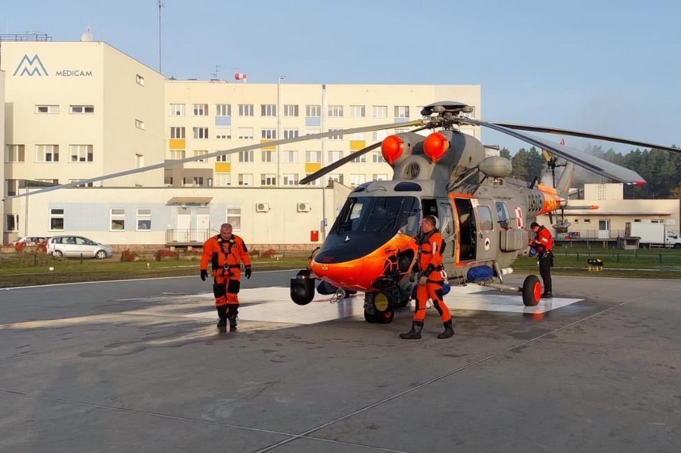 W-3WARM Anakonda z 44. Bazy Lotnictwa Morskiego na lądowisku szpitala w Gryficach (fot. BLMW)