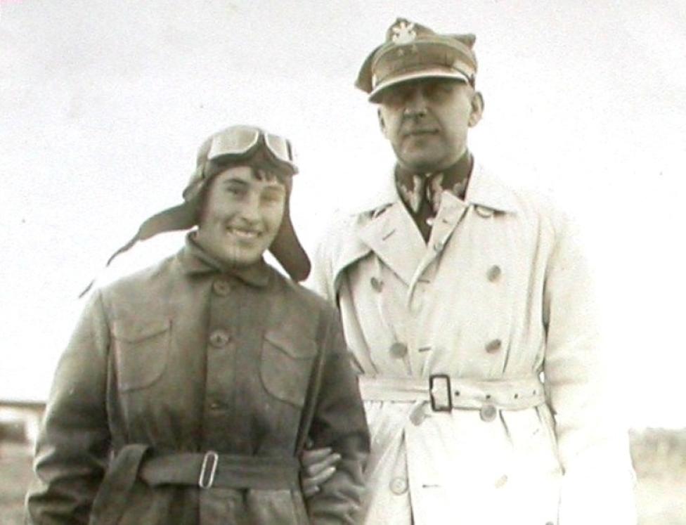 Wanda Modlibowska z dowódcą 3 pułku lotniczego płk. Władysławem Kalkusem, 1932 r. (fot. ze zbiorów Aeroklubu Poznańskiego im. Wandy Modlibowskiej)