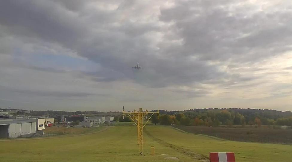 Widok z kamery zlokalizowanej na podejściu do pasa 29 lotniska w Gdańsku
