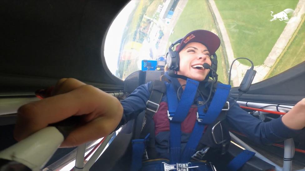 Katarzyna "UrQueeen" Manowska w samolocie Łukasza Czepieli (fot. kadr z filmu Red Bull)
