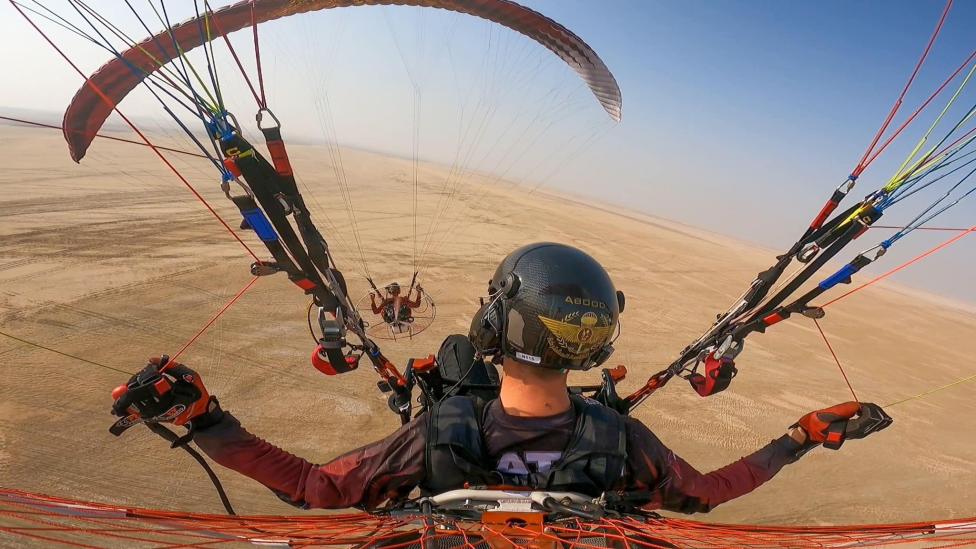 Lot motoparalotni na pustyni Sealine w Katarze (fot. Paweł "Lojak" Kozarzewski)