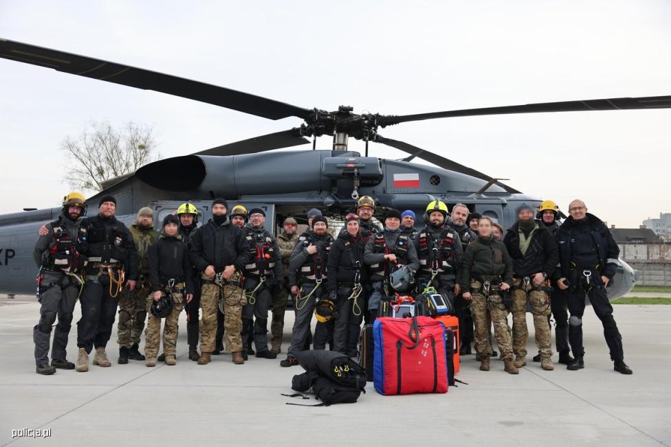 Lotnicy Policji ćwiczyli wspólnie z ratownikami medycznymi (fot. mł. insp. Anna Kędzierzawska, Biuro Komunikacji Społecznej KGP)
