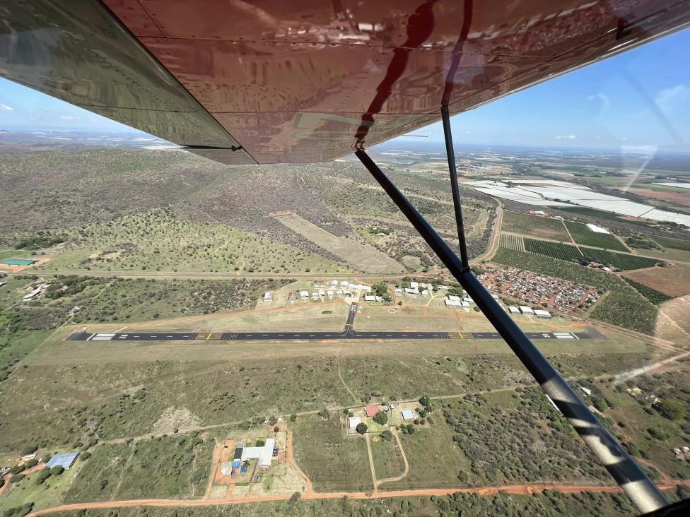 Lotnisko Brits Airfield - widok z samolotu (fot. Power and Rally Flying in South Africa - SAPFA, Facebook)