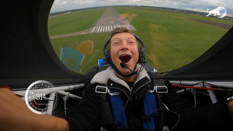Robert "Buczooo" Buczyński w samolocie Łukasza Czepieli (fot. kadr z filmu Red Bull)