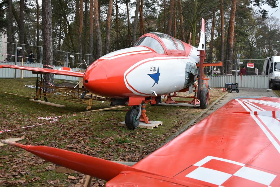 TS-11 'Iskra' montowany nieopodal miejsca przyszłej ekspozycji w Otwocku (fot. Jarosław Margielski, Facebook)