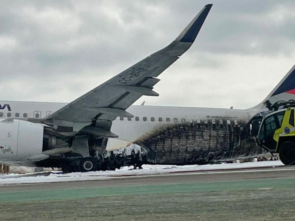 Uszkodzenia A320 linii LATAM po zderzeniu z wozem strażackim
