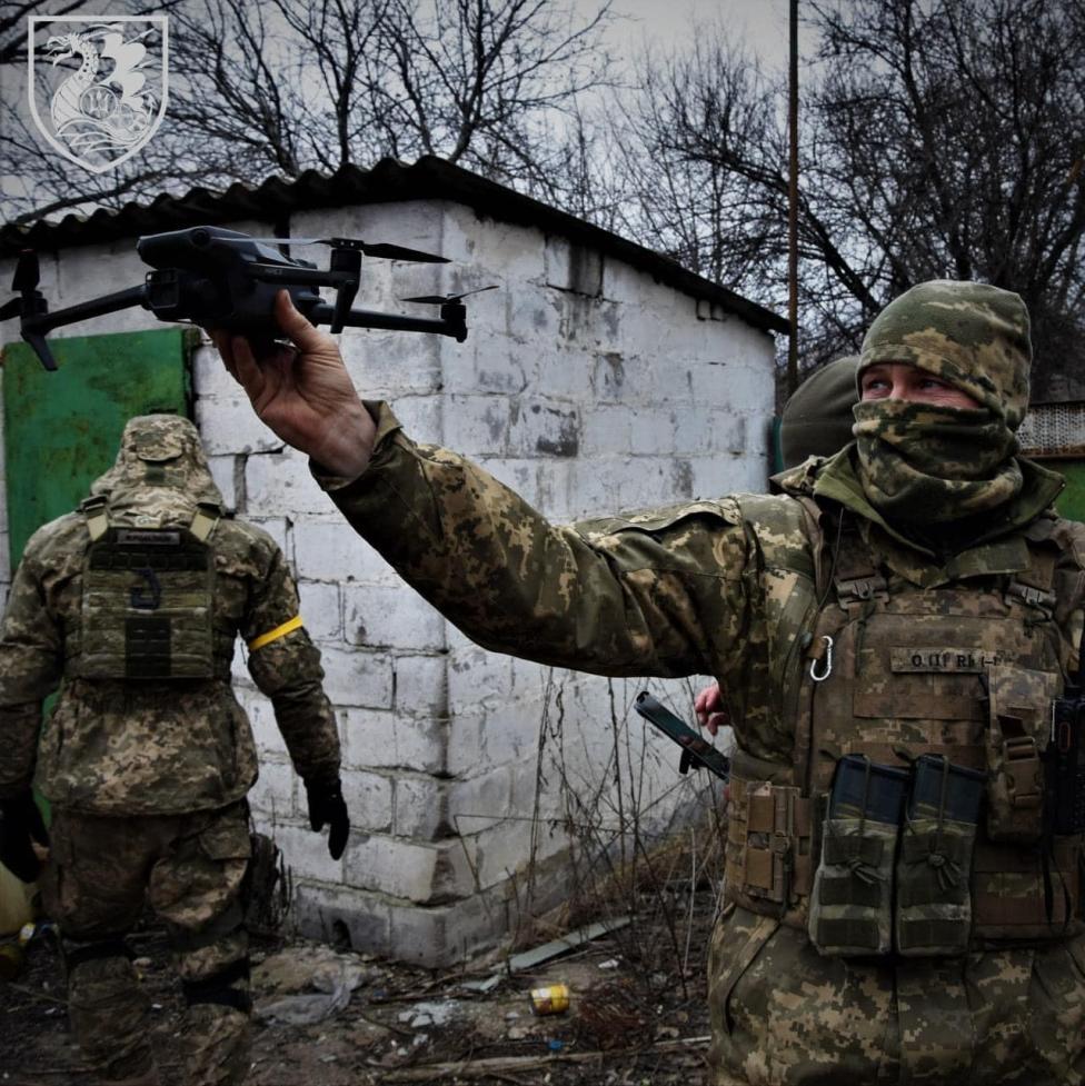 Żołnierz ukraiński z załogi zwiadowczej lotniczej 36.OBMP z dronem w ręku (fot. Ministerstwo Obrony Ukrainy, Facebook)