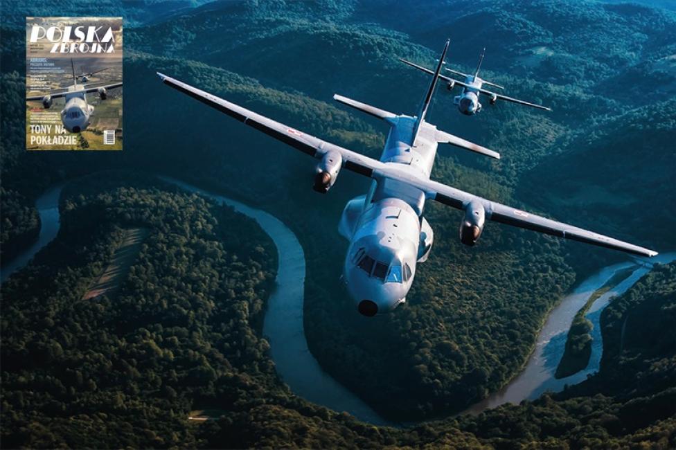 Dwa samoloty CASA C-295M w locie - widok z przodu z góry (fot. Sławek Hesja Krajniewski)