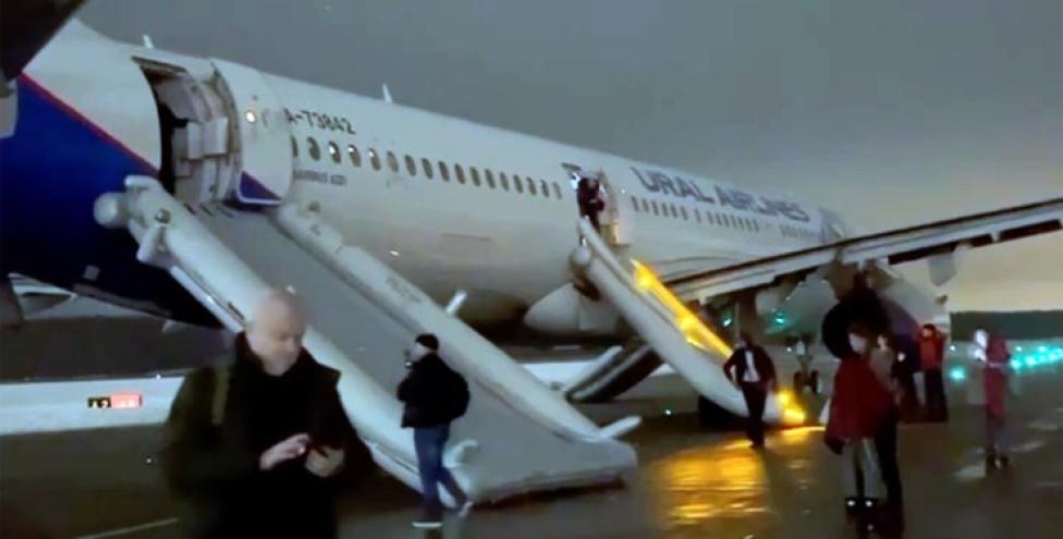 Ewakuacja pasażerów A321 linii Ural Airlines