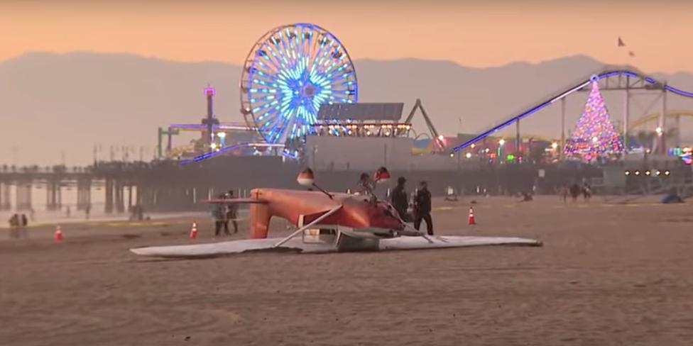 Miejsce wypadku samolotu Cessna 150A na plaży w Santa Monica w Kalifornii (fot. kadr z filmu na youtube.com)