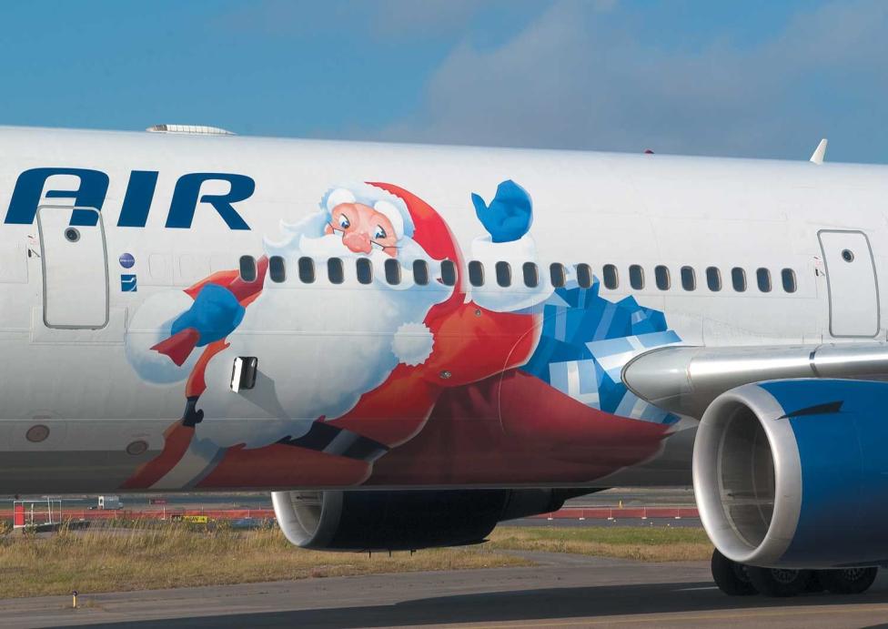 Samolot pasażerski w malowaniu świątecznym, fot. trade2win
