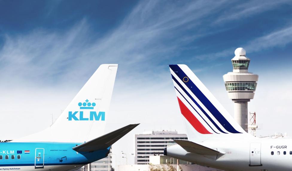 Samoloty Air France i KLM na lotnisku - wieża w tle (fot. Air France-KLM)