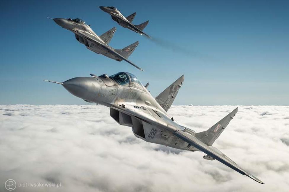 Trzy samoloty MiG-29 w locie nad chmurami (fot. Piotr Łysakowski)