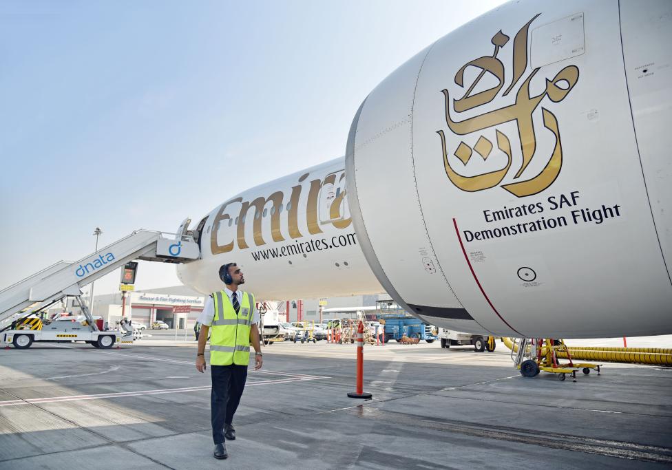 B777-300ER linii Emirates z jednym silnikiem zasilanym w 100% zrównoważonym paliwem lotniczym (SAF) (fot. Emirates)