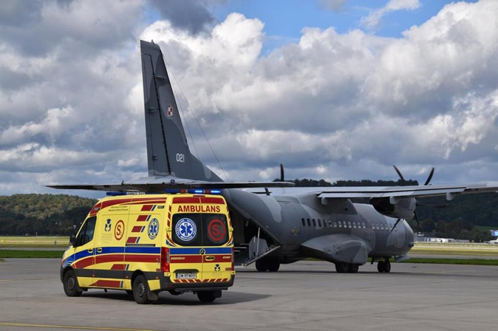 C-295M i ambulans na płycie lotniska (fot. 3 Skrzydło Lotnictwa Transportowego)