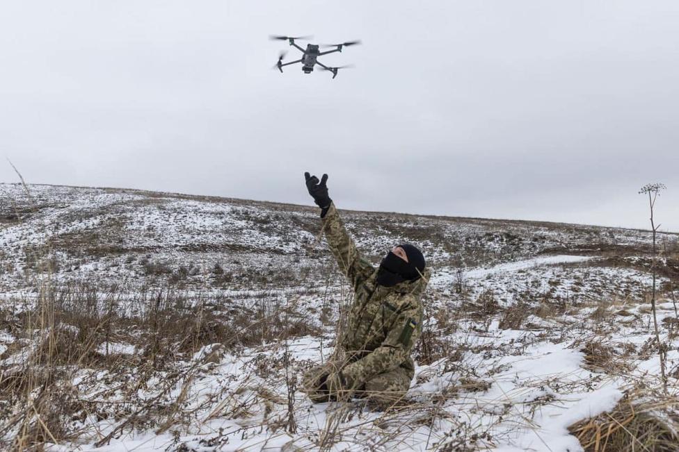 Dron w użyciu ukraińskiego żołnierza - zima (fot. Ministerstwo Obrony Ukrainy, Facebook)
