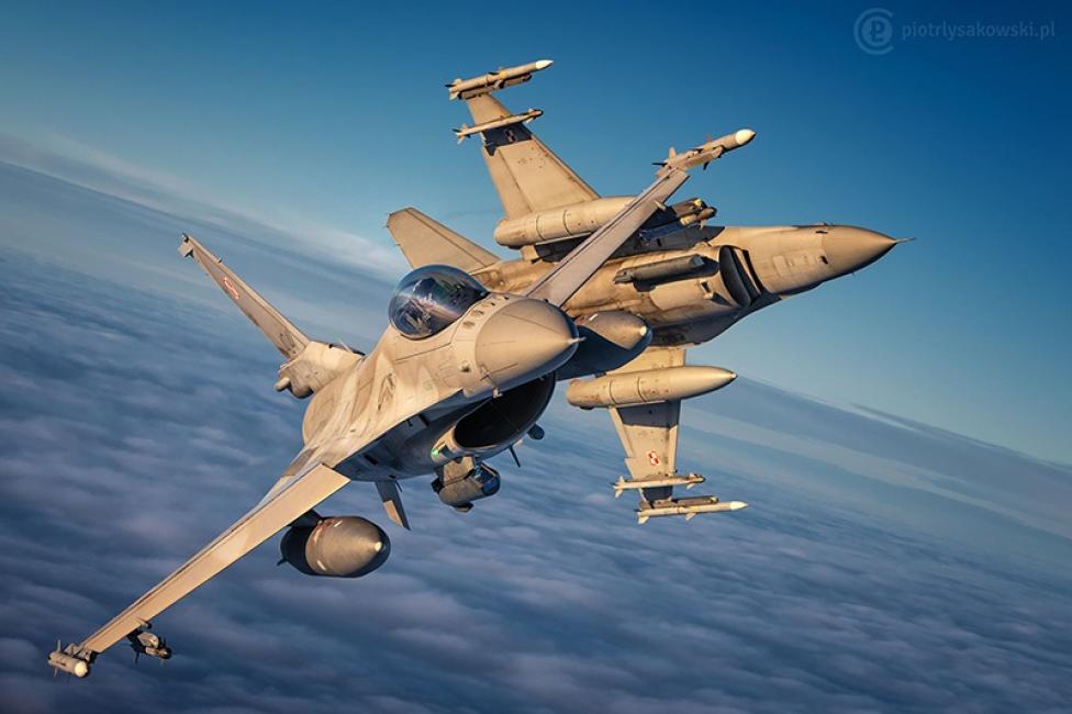 Dwa samoloty F-16 w locie - widok z bliska - rozejście (fot. Piotr Łysakowski)