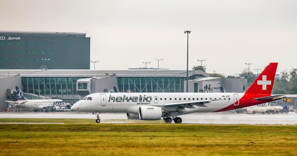 Embraer 190-E2 Helvetic Airways i Embraer LOT-u na Lotnisku Chopina (fot. D.Kłosiński)