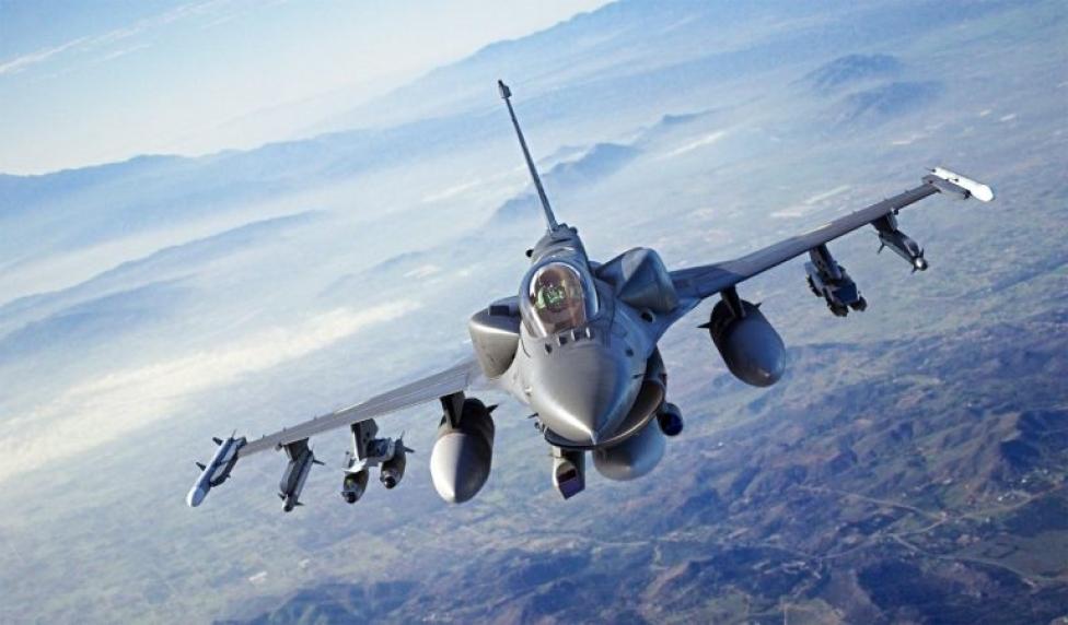 F-16 w locie - widok z przodu z bliska (fot. Lockheed Martin)