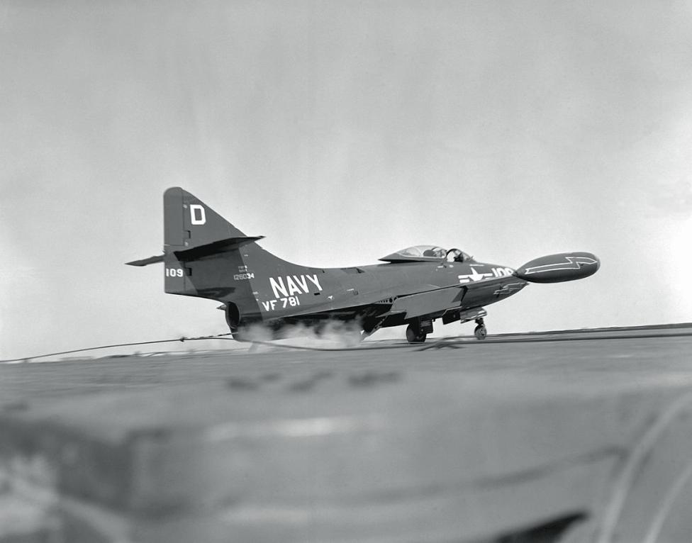 F9F z 781. Eskadry Myśliwskiej ląduje na USS Oriskany w listopadzie 1952 roku (fot. USN, Domena publiczna, Wikimedia Commons)
