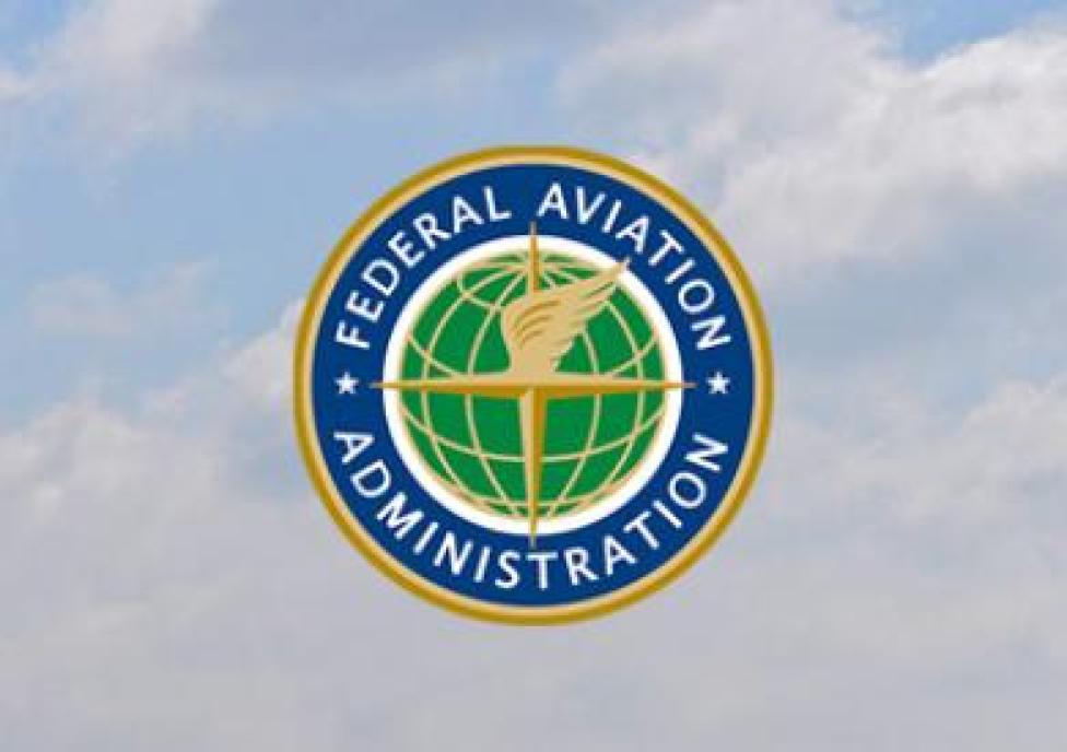 Federalna Administracja Lotnictwa (FAA) - logo na tle nieba z chmurami (fot. FAA)