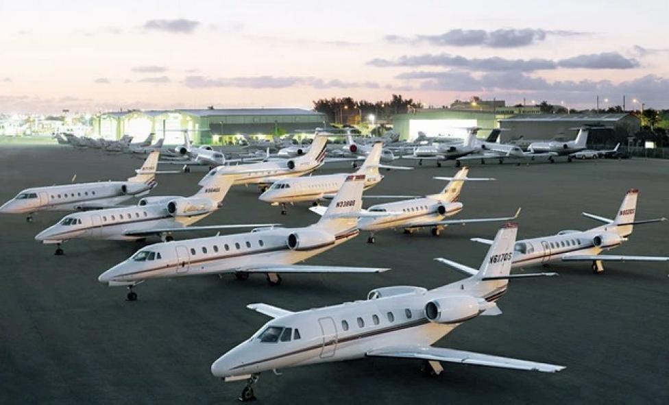 Flota biznes jetów na jednym z lotnisk USA, fot. robbreport