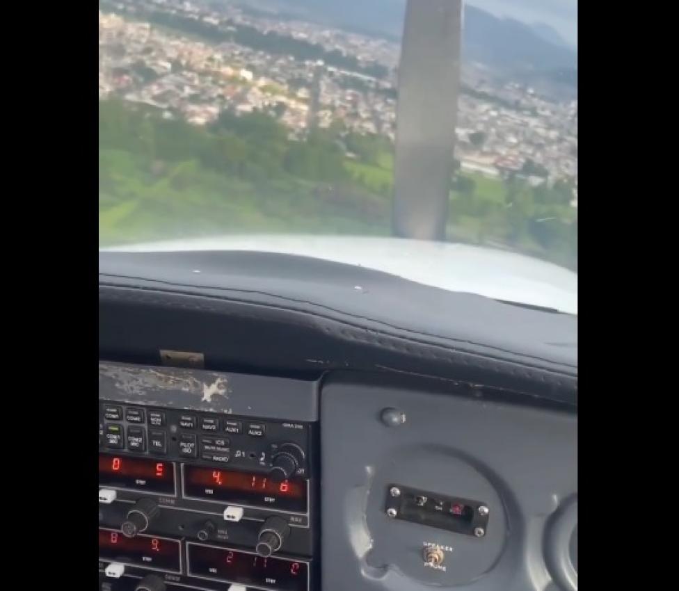 Lądowanie Cessny 152 z wyłączonym silnikiem, kadr filmu