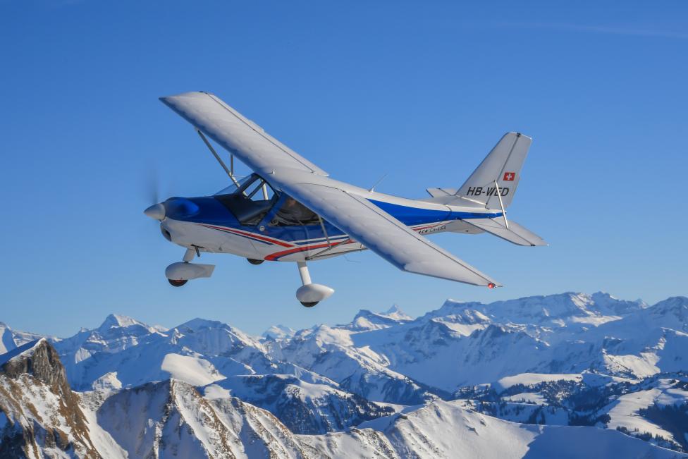Lightwing AC4 w locie nad górami (fot. GB Aircraft)