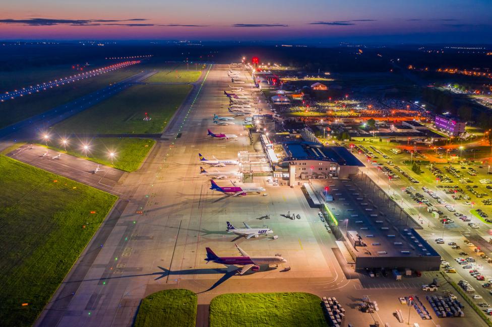 Port Lotniczy Katowice - widok z góry na samoloty na płycie postojowej i terminale (fot. Piotr Adamczyk)