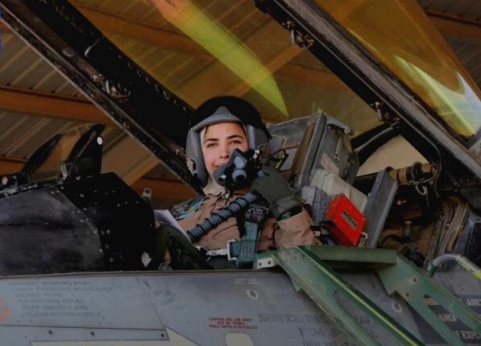Porucznik Saba Al Thiabat, lotniczka Jordańskich Sił Powietrznych za sterami myśliwca F-16 (fot. Roya News English, Facebook)