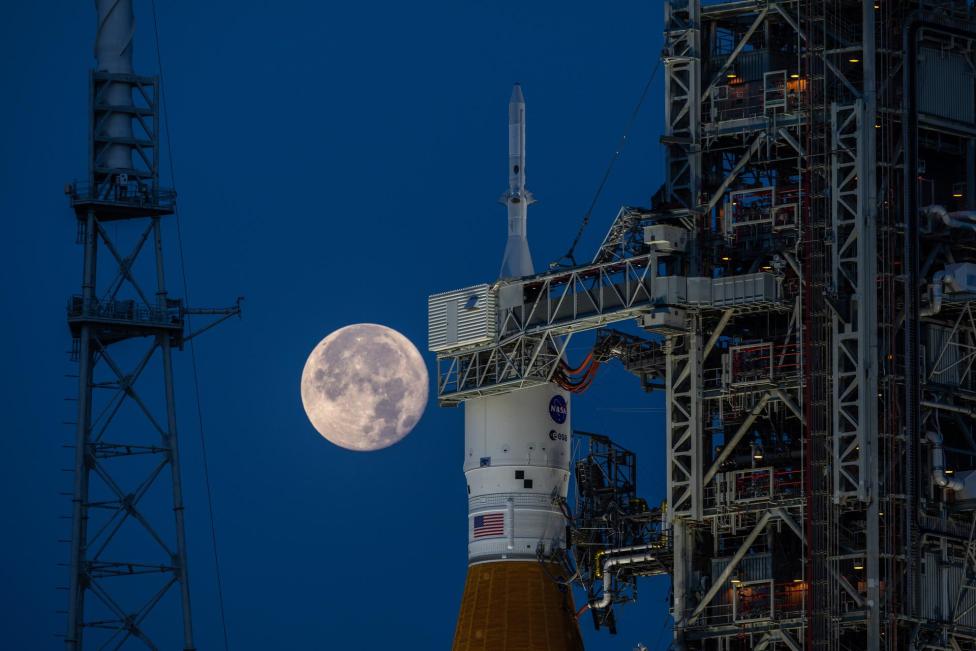 Rakieta Space Launch System wraz ze statkiem Orion na Przylądku Canaveral na Florydzie - Księżyc w tle (fot. NASA)