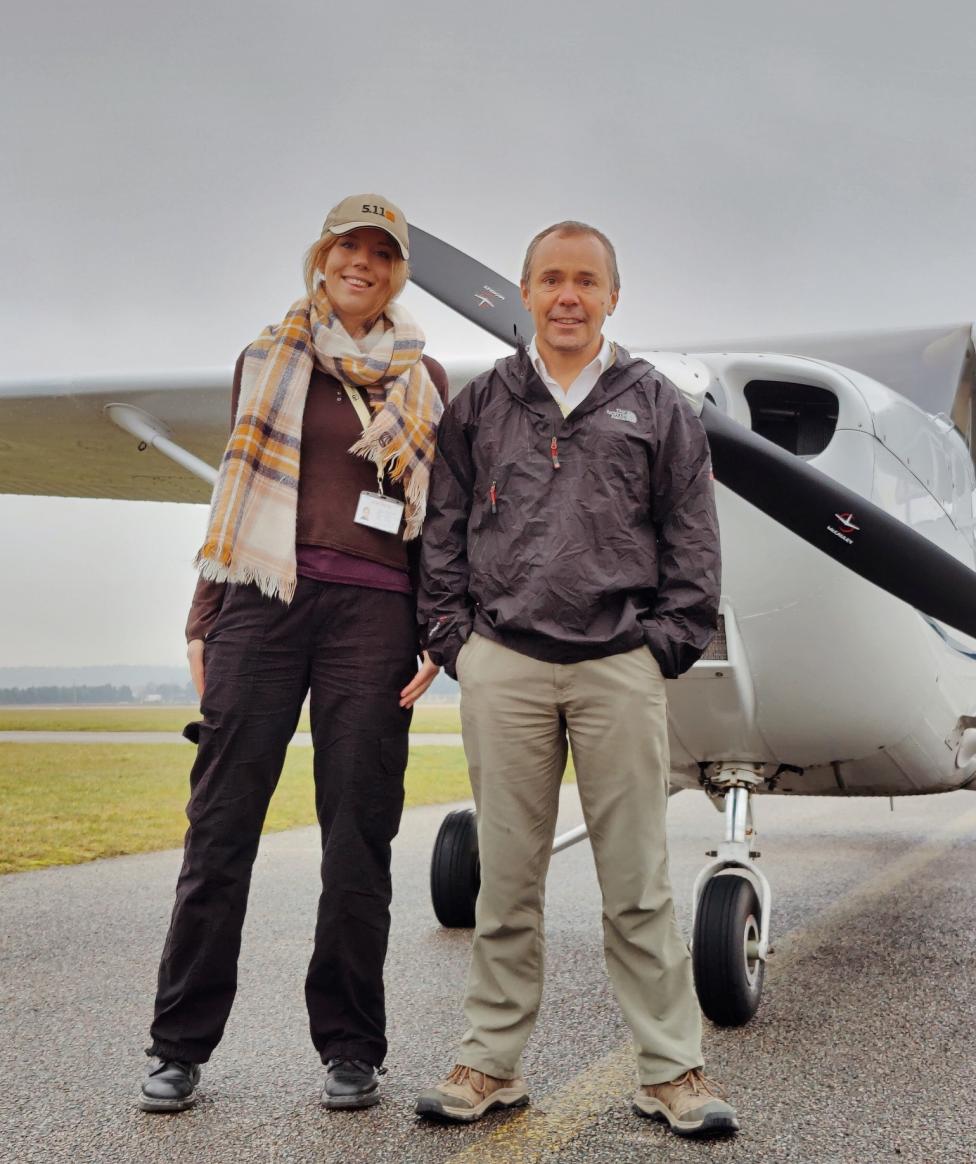 Sam Rutherford i Megan Bowden przed samolotem na lotnisku w Masłowie (fot. Aeroklub Kielecki)