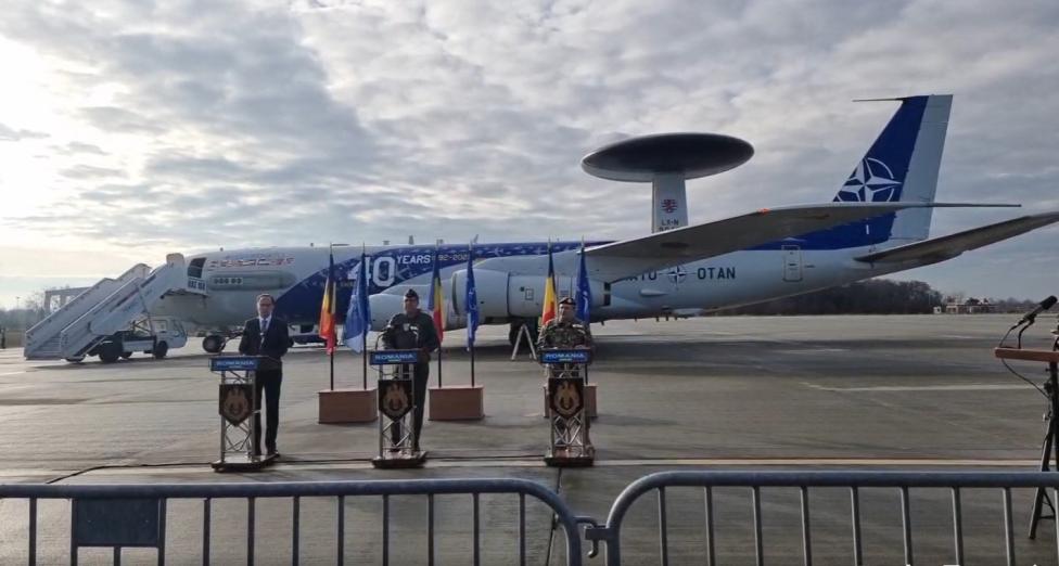 Samolot wczesnego ostrzegania AWACS w bazie w Otopeni w Rumunii (fot. Ministerstwo Obrony Rumunii, Facebook)