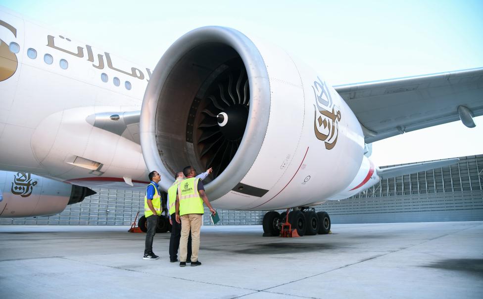 Silnik GE90 na skrzydle samolotu Boeing 777-300ER linii Emirates podczas testów (fot. Emirates)