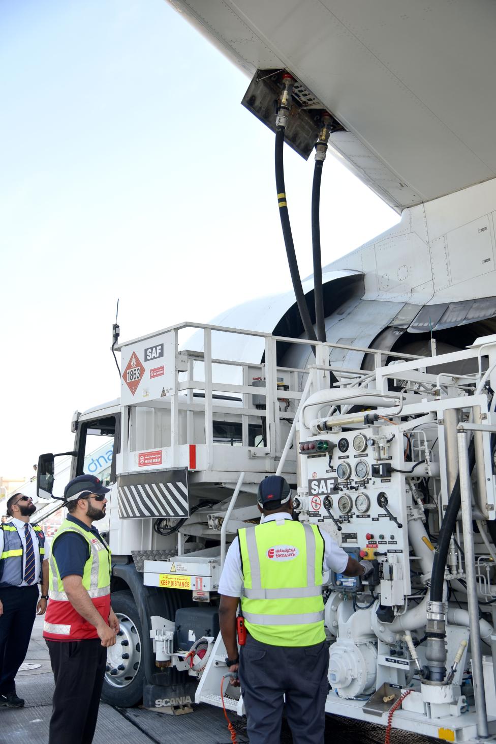 Tankowanie B777-300ER linii Emirates z jednym silnikiem zasilanym w 100% zrównoważonym paliwem lotniczym (SAF) (fot. Emirates)