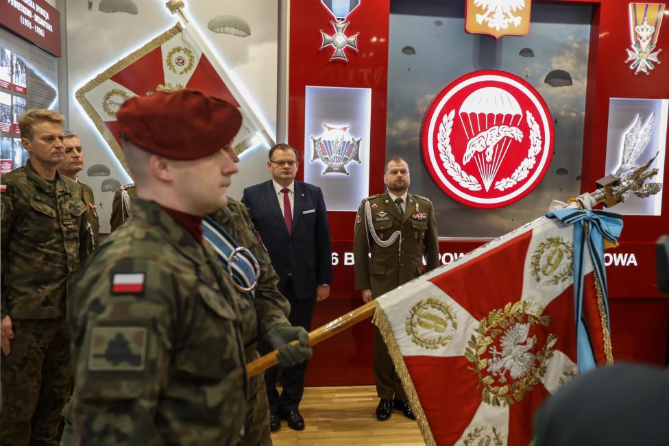 Uroczystość przekazania Orderu Orła Białego do Muzeum 6 Brygady Powietrznodesantowej (fot. M. Bieniek)