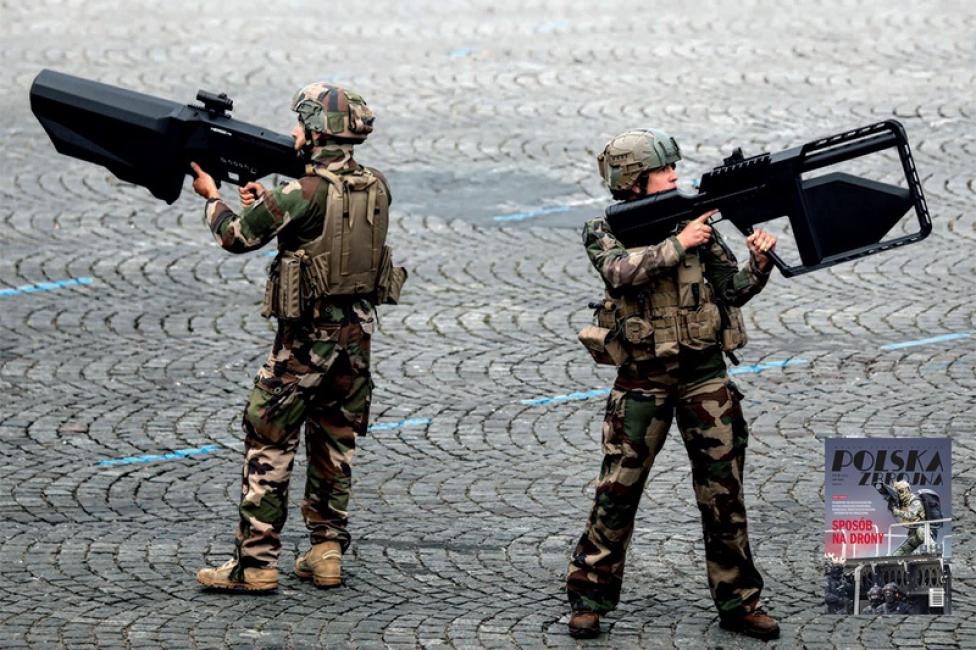 Żołnierze armii francuskiej z dwoma systemami broni antydronowej (fot. Armee De Terre)