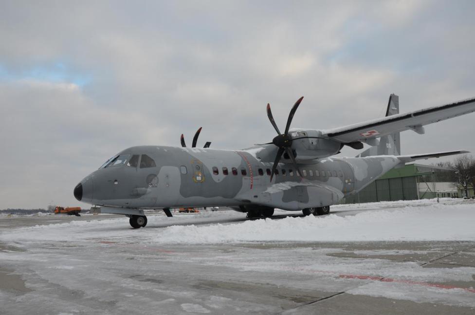 CASA C-295M o numerze bocznym 015 na płycie lotniska w Balicach zimą (fot. 8. Baza Lotnictwa Transportowego)