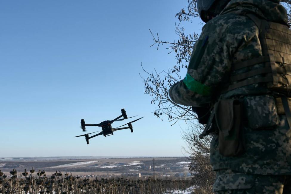 Dron w użyciu ukraińskiego żołnierza (fot. Wołodymyr Zełenski, Facebook)