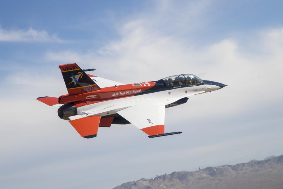 F-16 - specjalistyczny myśliwiec sterowany podczas lotu przez sztuczną inteligencję (fot. DARPA)