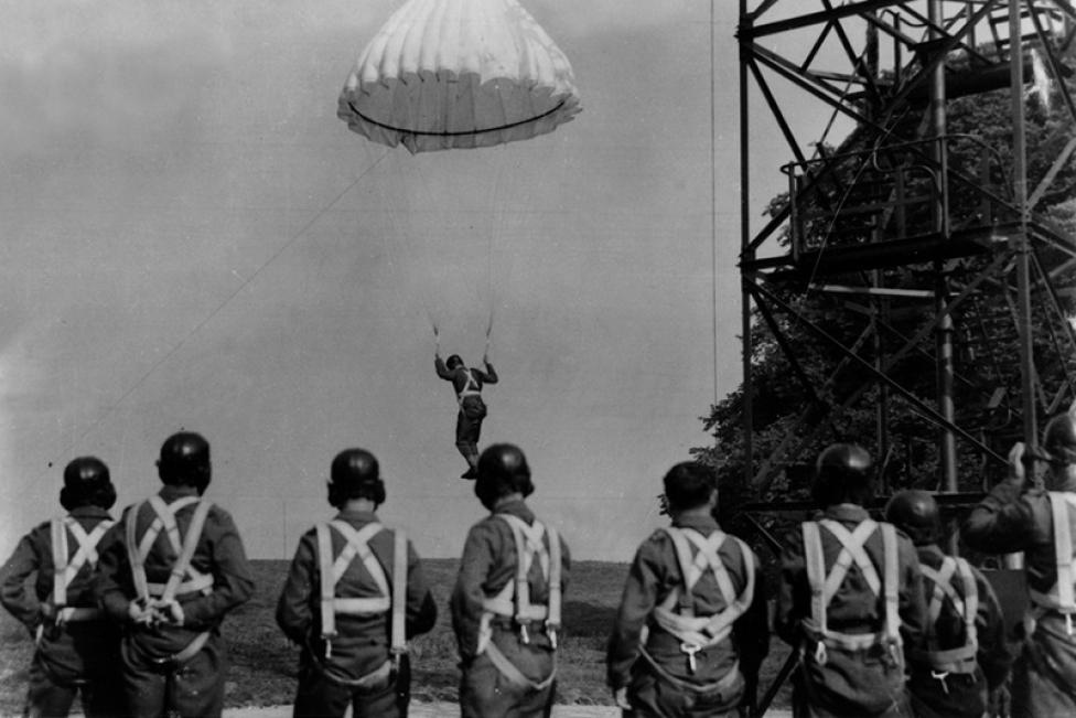 Grupa "Cichociemnych" obserwuje treningowy skok swojego kolegi z wieży spadochronowej w Lundin Links (fot. Muzeum Wojska Polskiego)