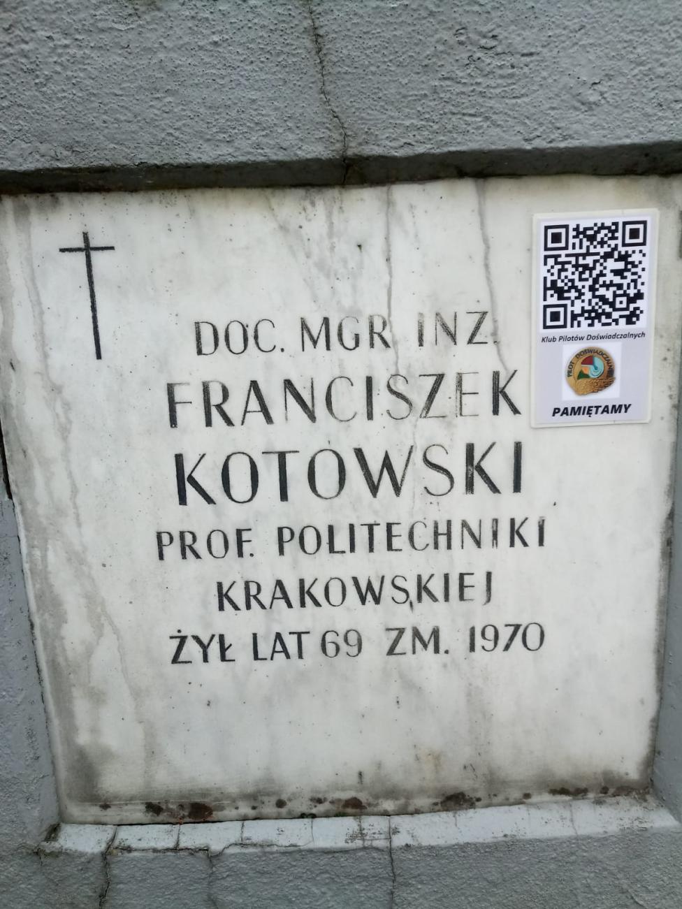 Naklejka z kodem QR na grobie docenta Franciszka Kotowskiego