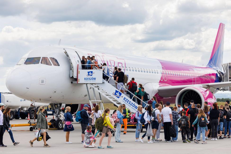 Samolot linni Wizz Air na płycie portu lotniczego w Jasionce - pasażerowie (fot. materiały prasowe portu lotniczego Rzeszów-Jasionka)
