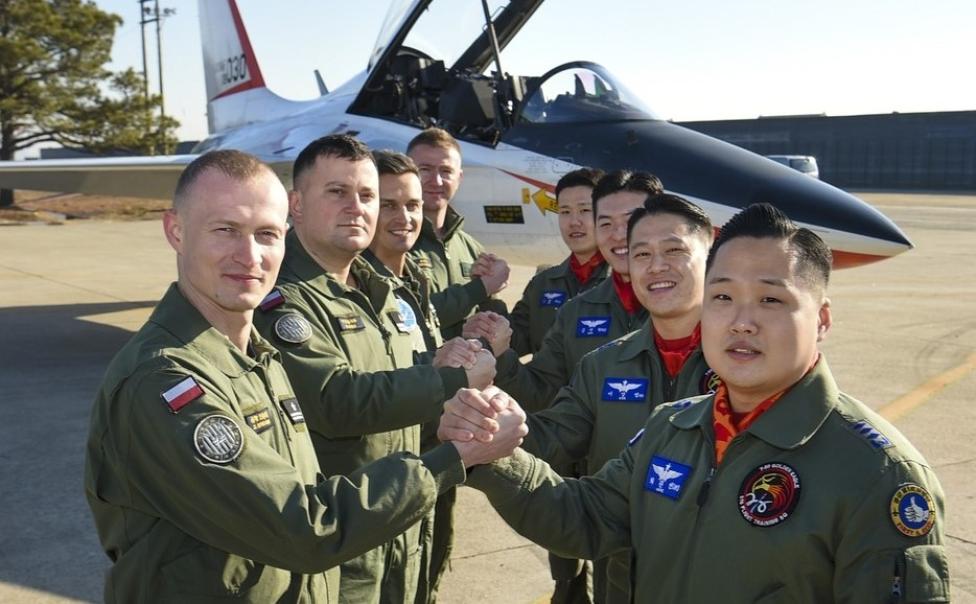 Siły powietrzne Korei Południowej zaczęły szkolić polskich pilotów z obsługi samolotów myśliwskich FA-50 (fot. en.yna.co.kr)