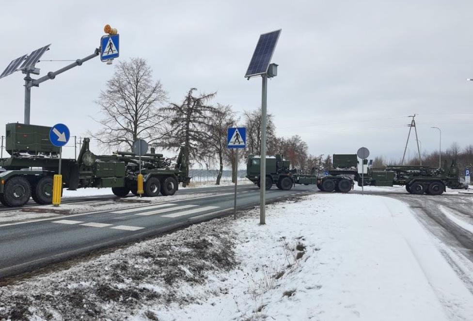 Wyrzutnie Patriot - transport na warszawskie lotnisko na Bemowie (fot. Mariusz Błaszczak, Twitter)