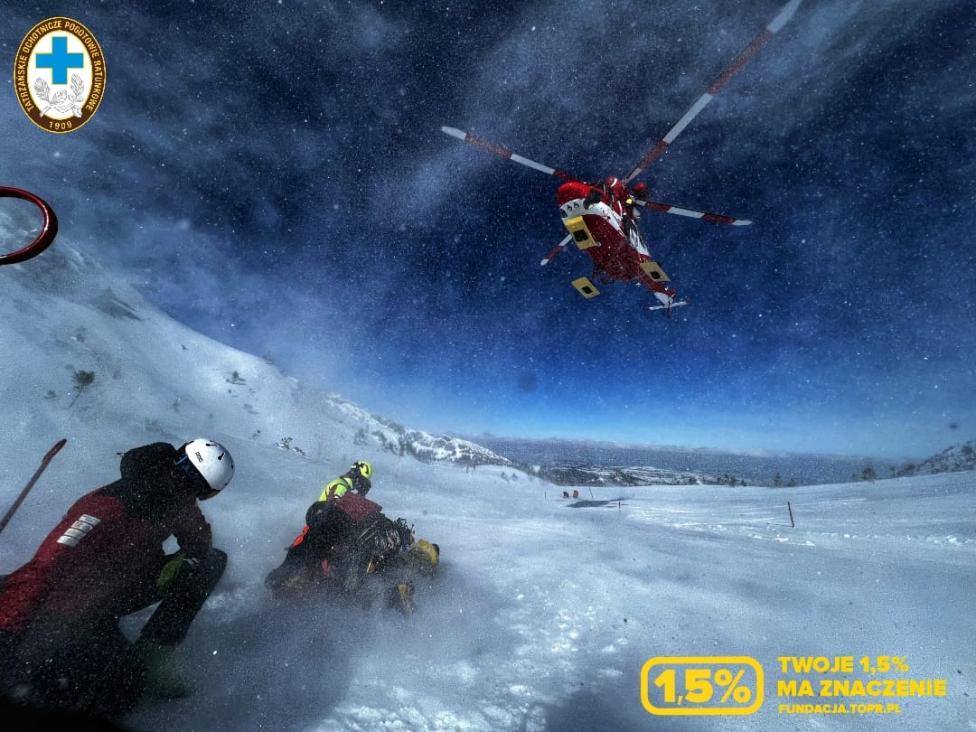 Załoga śmigłowca TOPR ewakuowała snowboardzistę z Kotła Goryczkowego (fot. A. Górka)