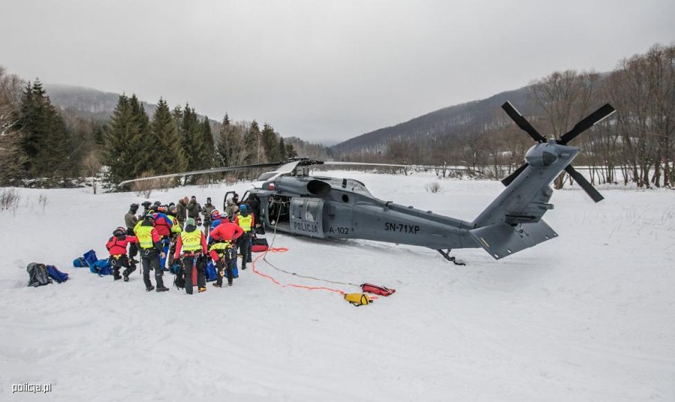 Zimowe ćwiczenia policyjnych lotników, kontrterrorystów i ratowników w Bieszczadach (fot. Jacek Herok)