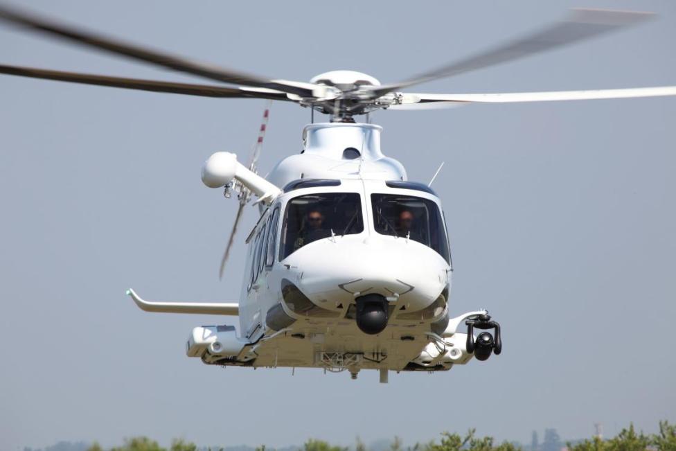 AW139 w locie - widok z bliska z przodu (fot. Leonardo Helicopters)