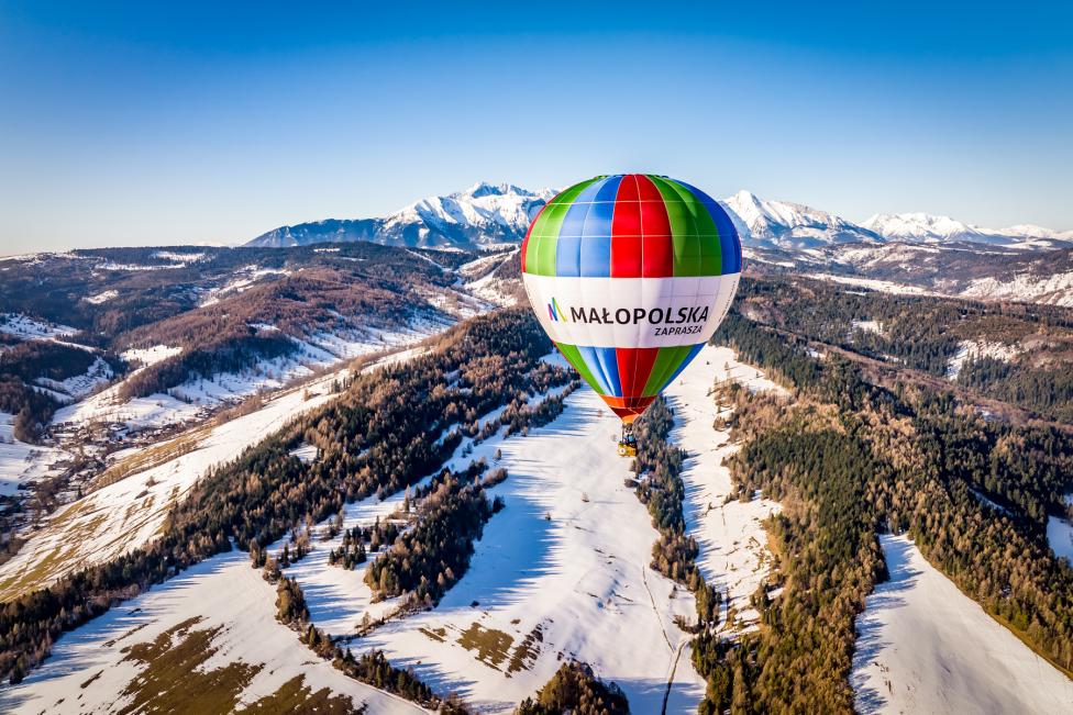 Balon Małopolski w locie - ośnieżone góry w tle (fot. fot. Sławek Rakowski)
