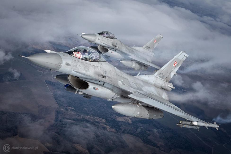 Dwa samoloty F-16 z biało-czerwoną szachownicą w locie (fot. Piotr Łysakowski)